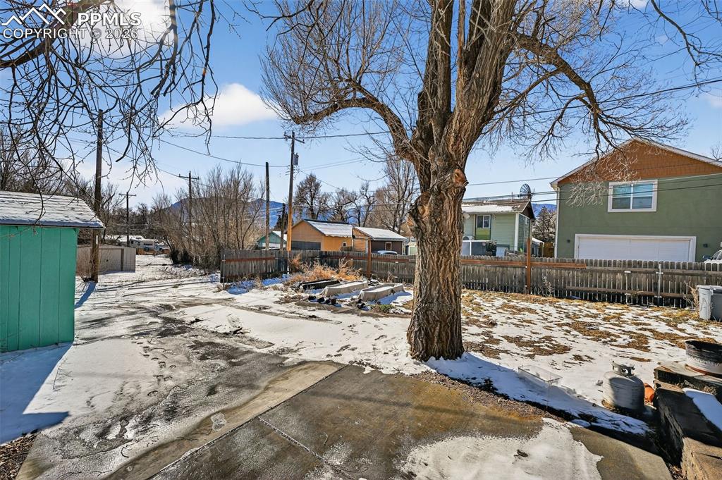 Image 23 of 24: Yard