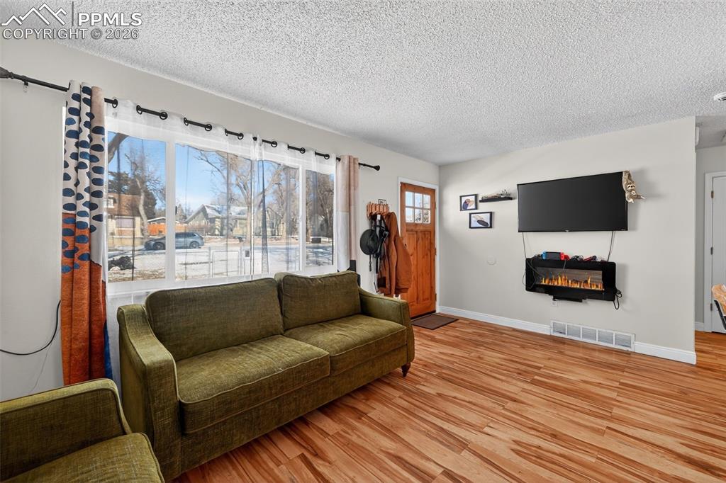 Image 7 of 24: Living Room