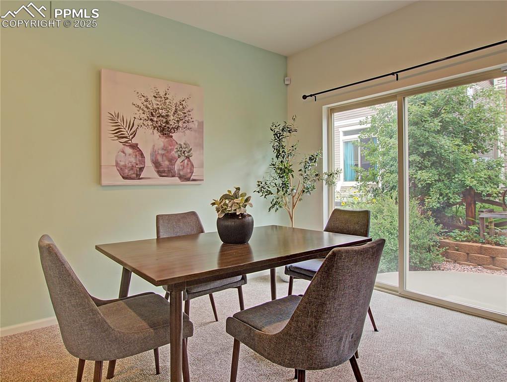 Image 10 of 30: Dining Area