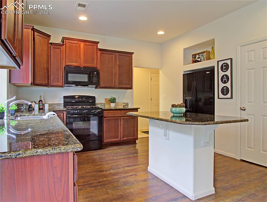 Image 11 of 30: Kitchen