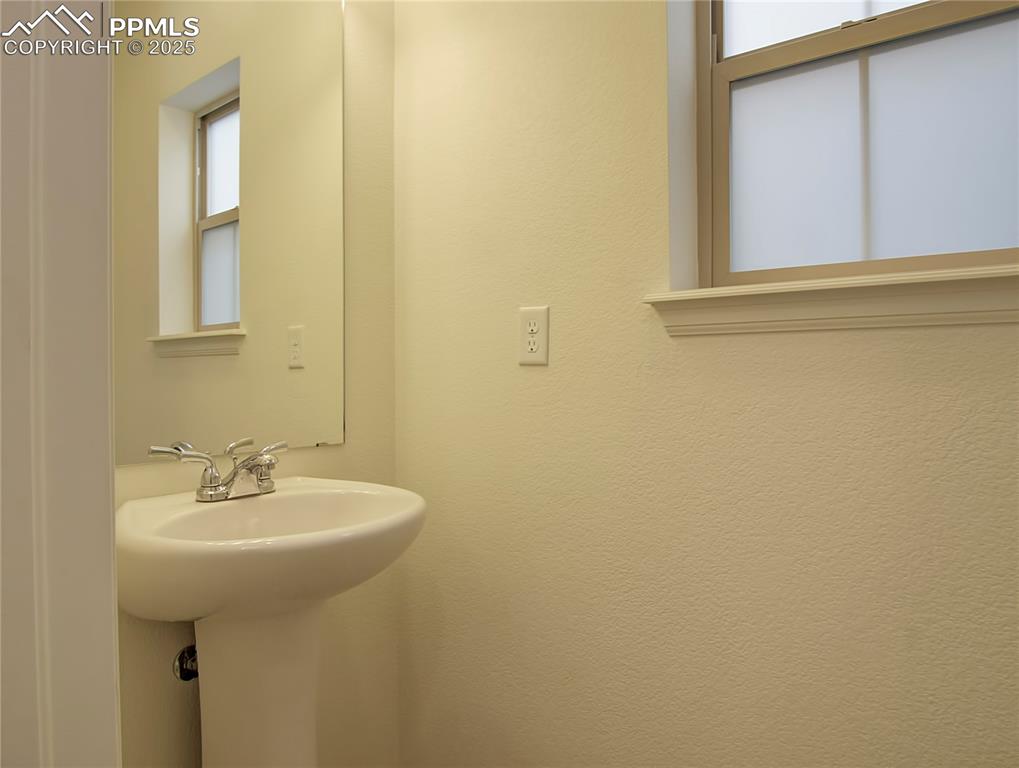 Image 16 of 30: Bathroom
