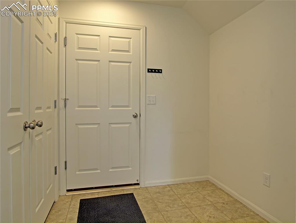 Image 17 of 30: Entry