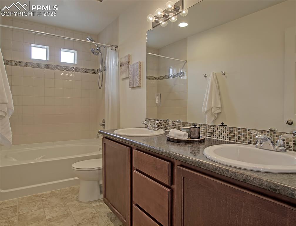 Image 20 of 30: Bathroom
