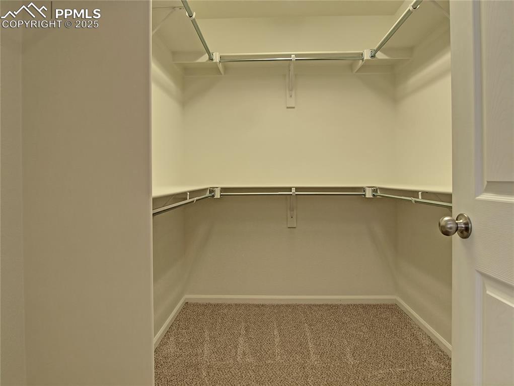 Image 27 of 30: Closet