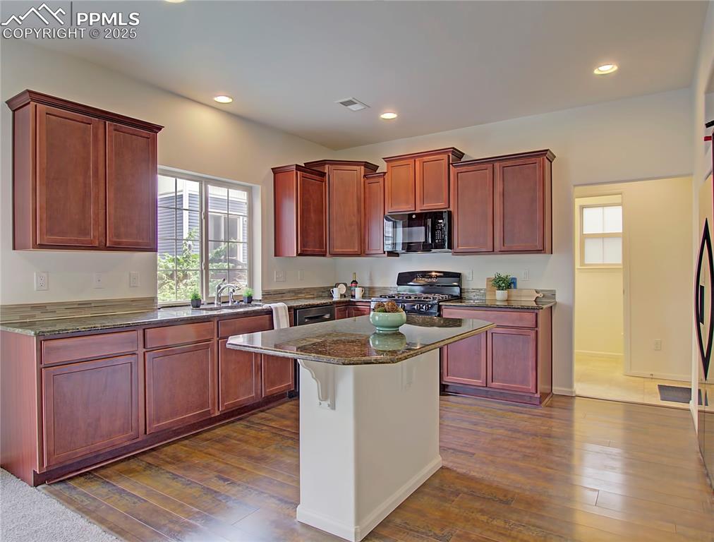 Image 8 of 30: Kitchen