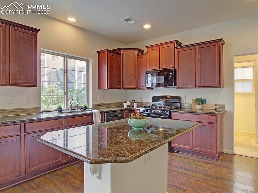 Image 9 of 30: Kitchen