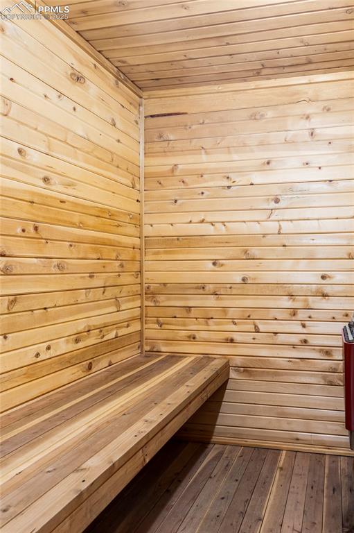 Image 26 of 35: Sauna