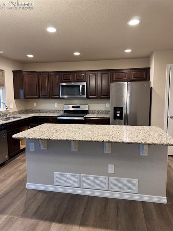 Image 2 of 7: Kitchen