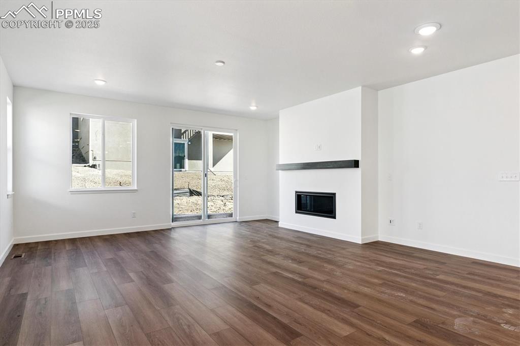 Image 10 of 20: Living Room