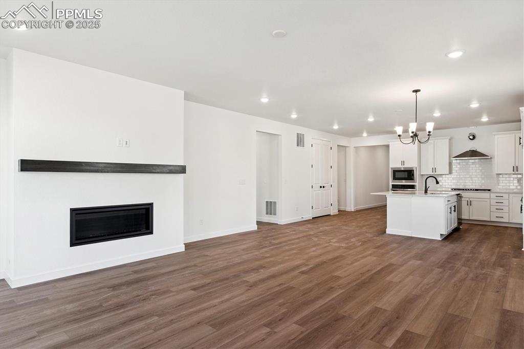 Image 11 of 20: Living Room