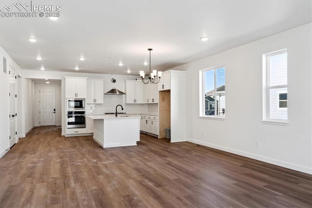 Image 12 of 20: Kitchen