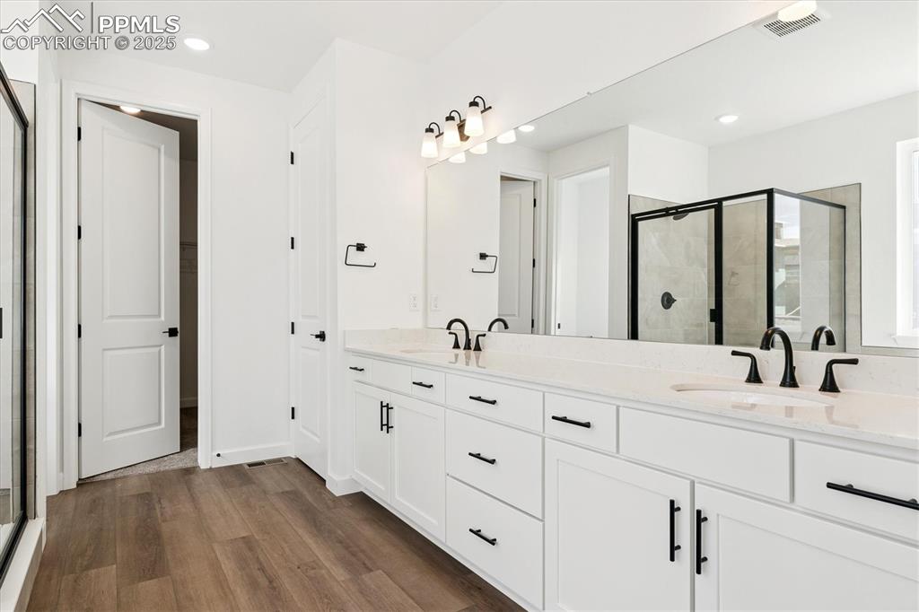 Image 15 of 20: Bathroom