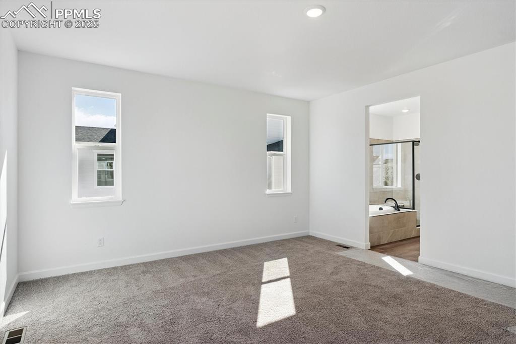 Image 16 of 20: Bedroom