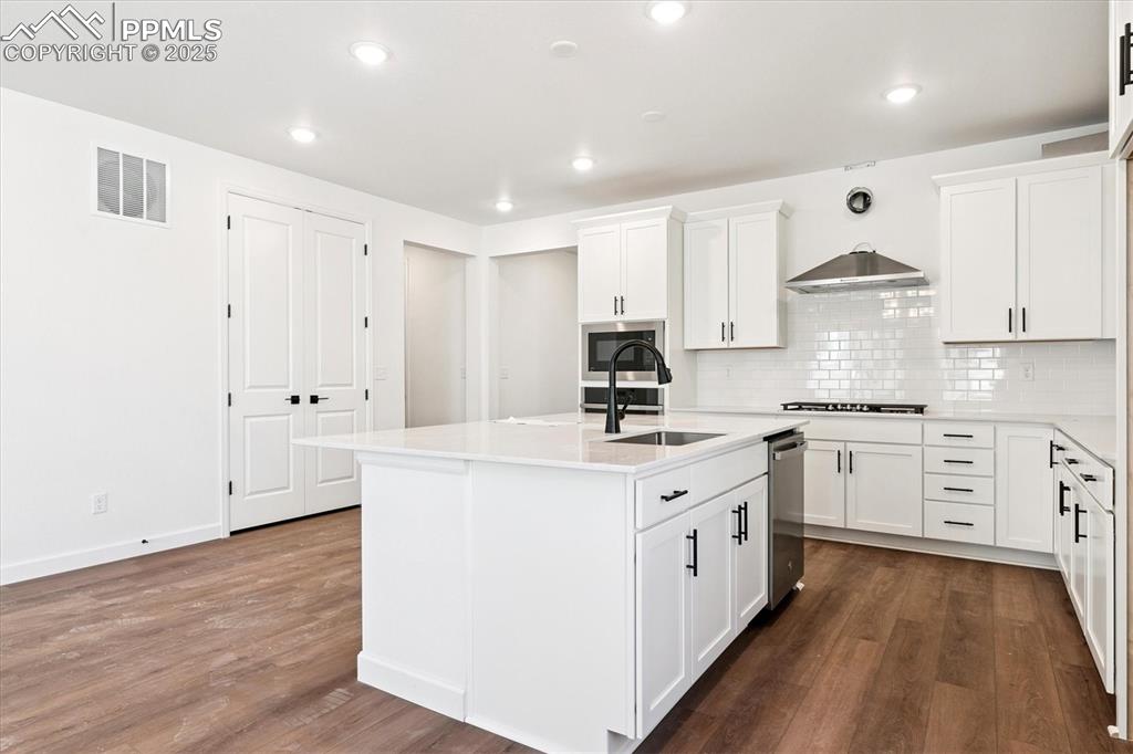 Image 7 of 20: Kitchen