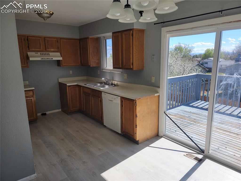 Image 12 of 21: Kitchen