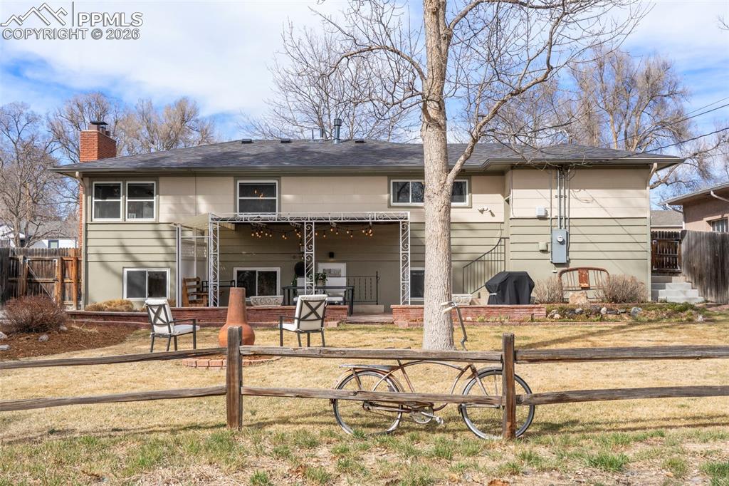 Image 18 of 29: Back of Structure