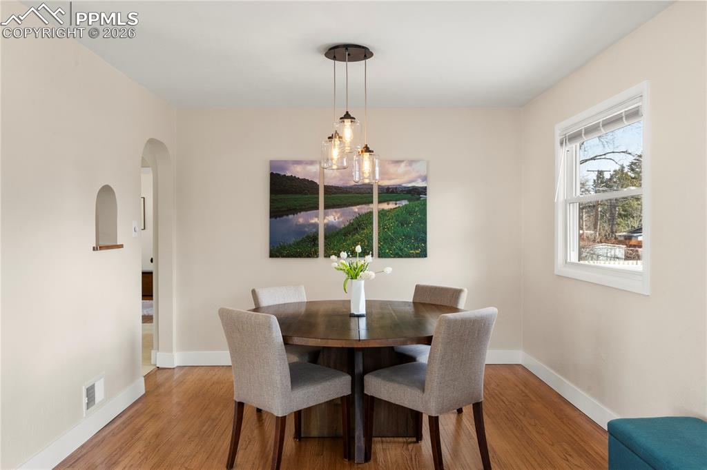 Image 4 of 29: Dining Area