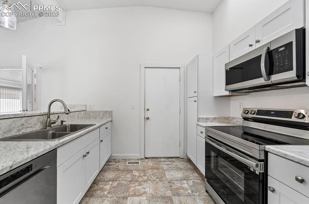 Image 10 of 49: Kitchen