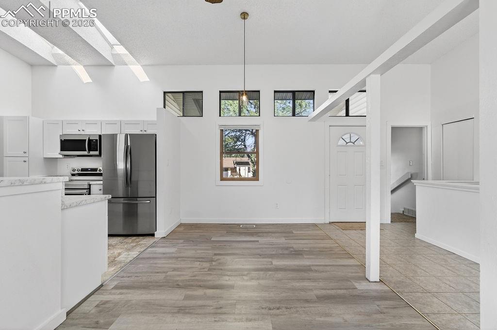 Image 18 of 49: Dining Area