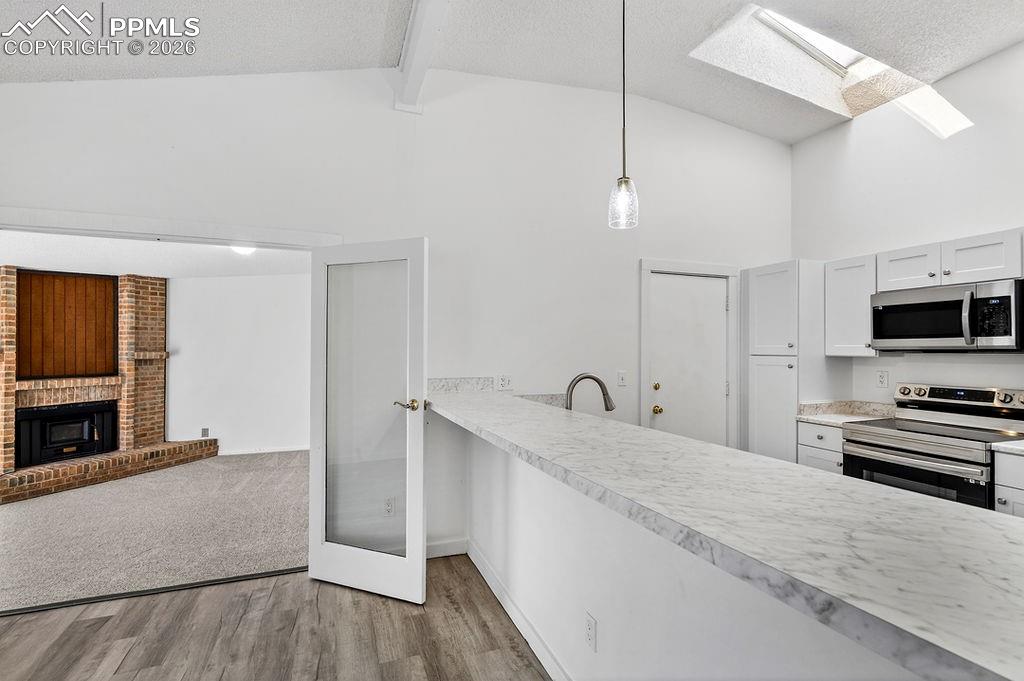 Image 19 of 49: Kitchen