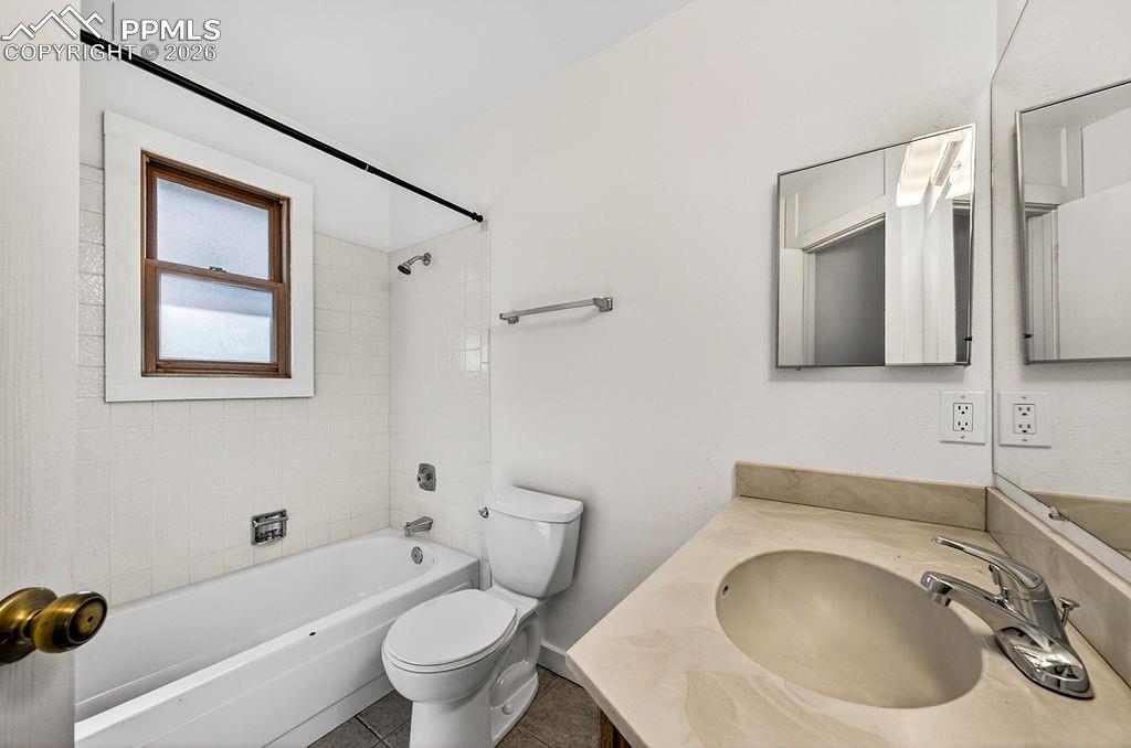 Image 22 of 49: Bathroom