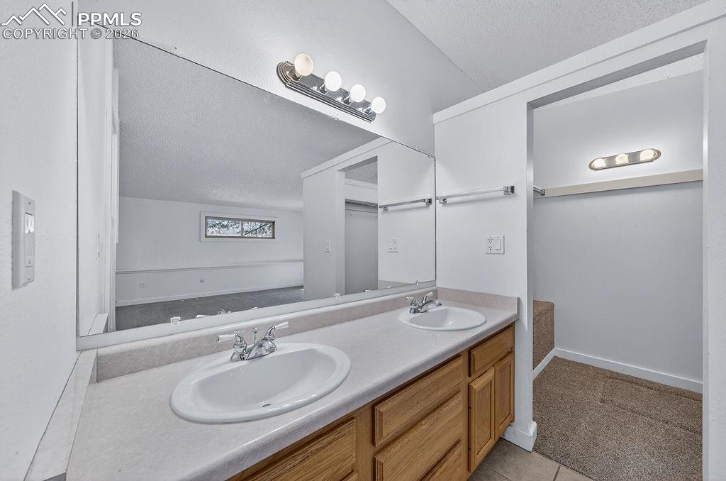 Image 29 of 49: Bathroom