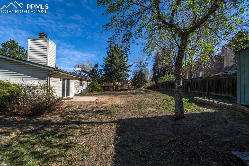 Image 47 of 49: Yard