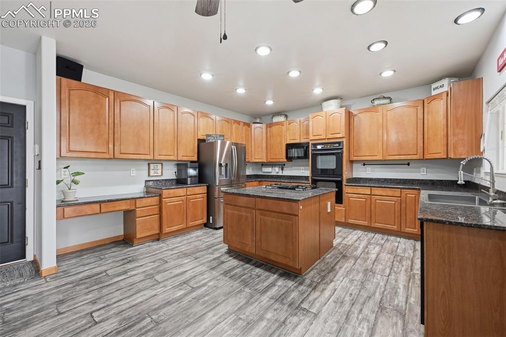 Image 11 of 38: Kitchen