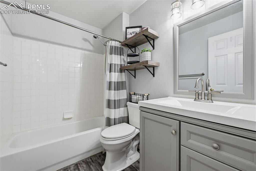 Image 18 of 38: Bathroom