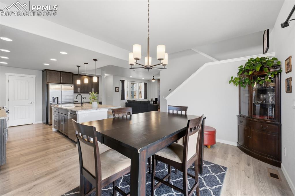 Image 12 of 33: Dining Area