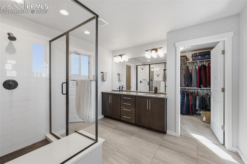 Image 18 of 33: Bathroom