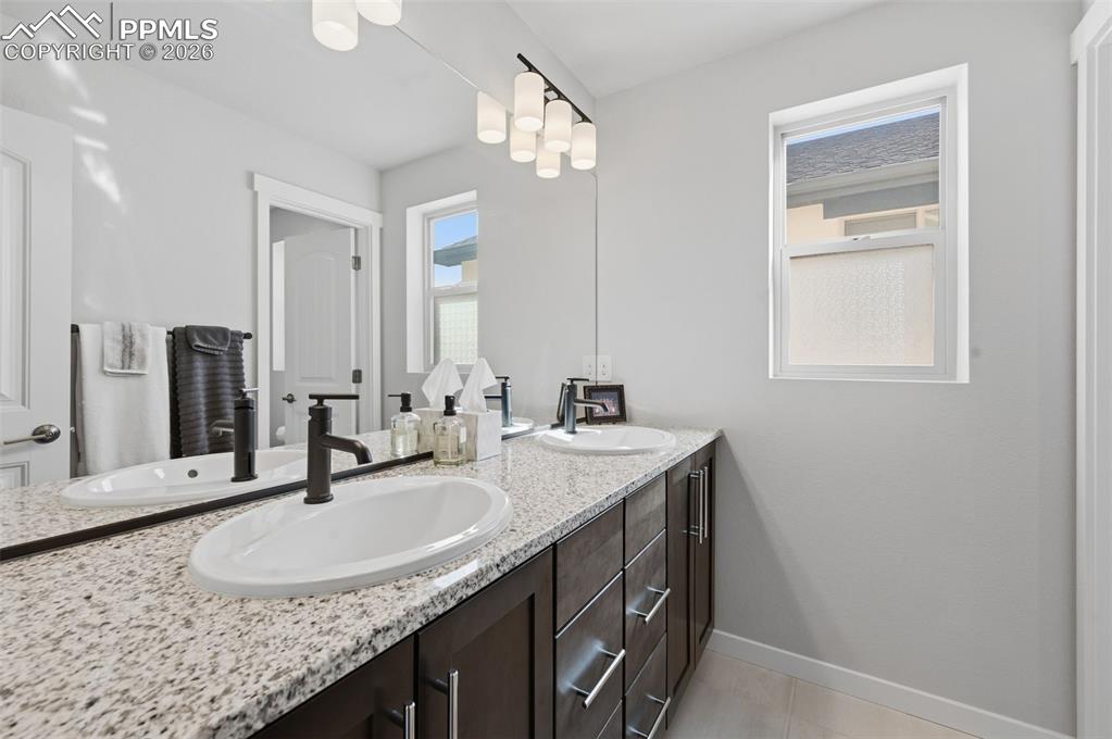 Image 23 of 33: Bathroom