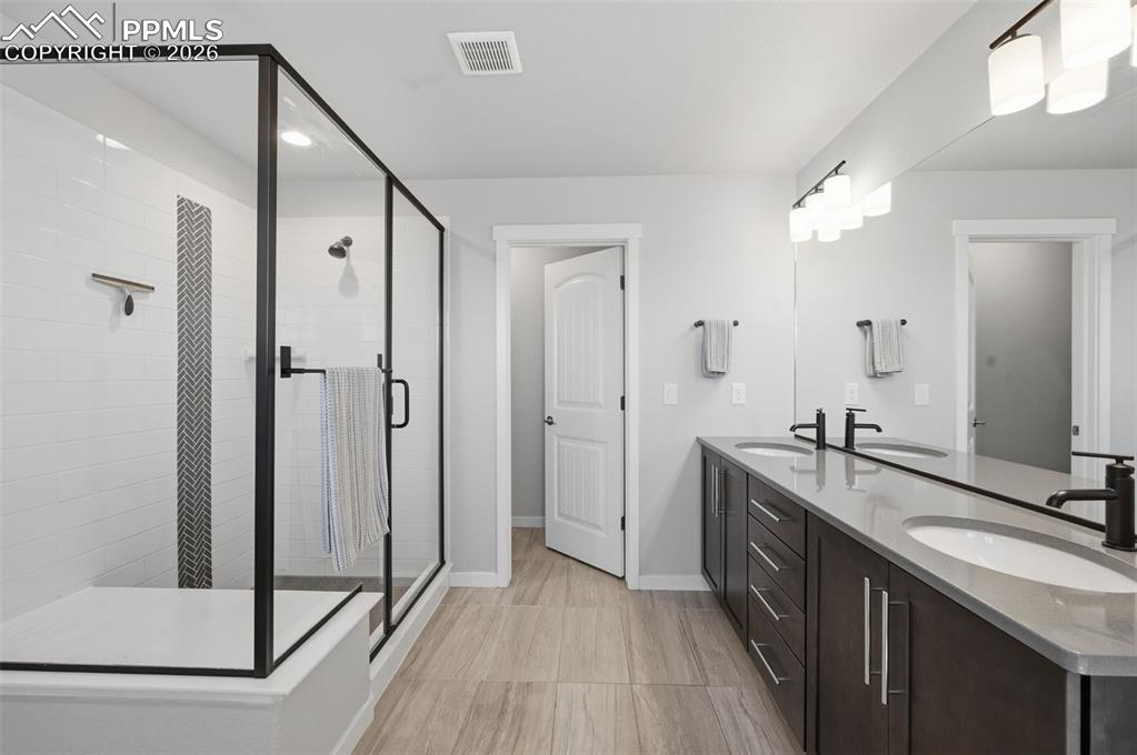 Image 5 of 33: Bathroom