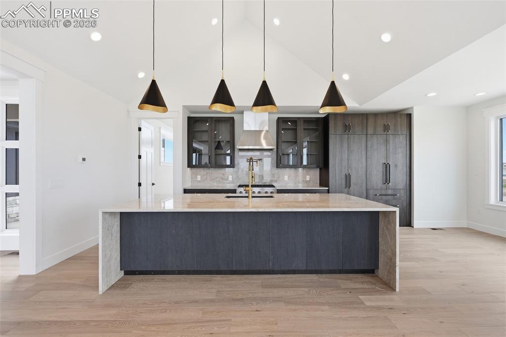 Image 10 of 50: Kitchen