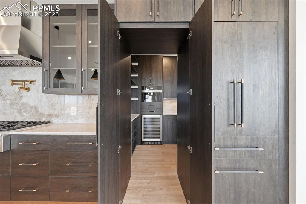 Image 13 of 50: Kitchen