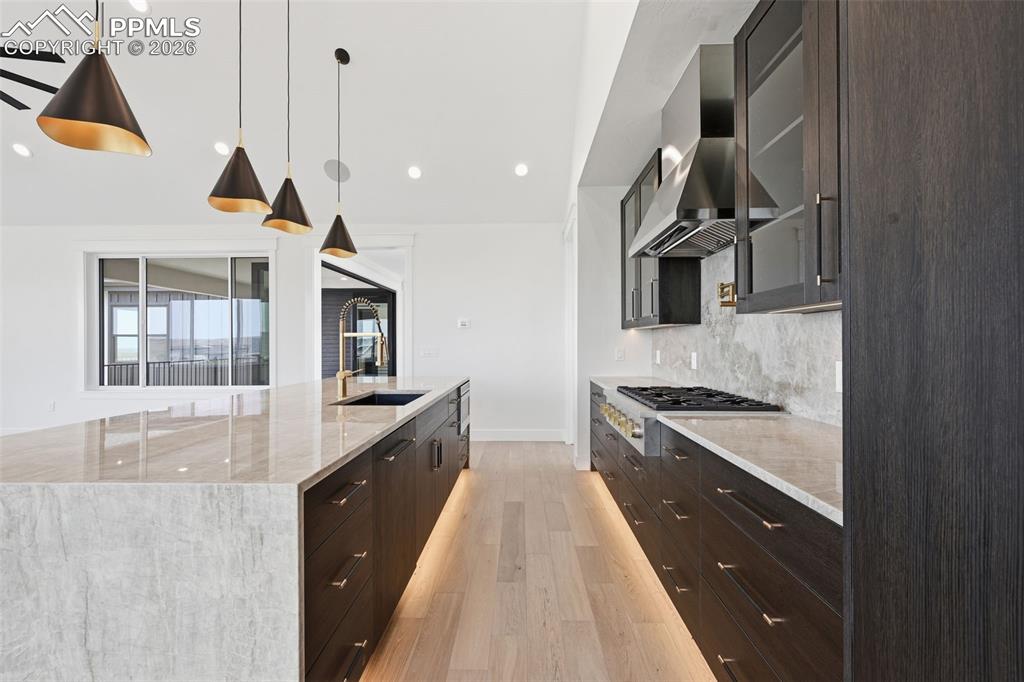 Image 15 of 50: Kitchen