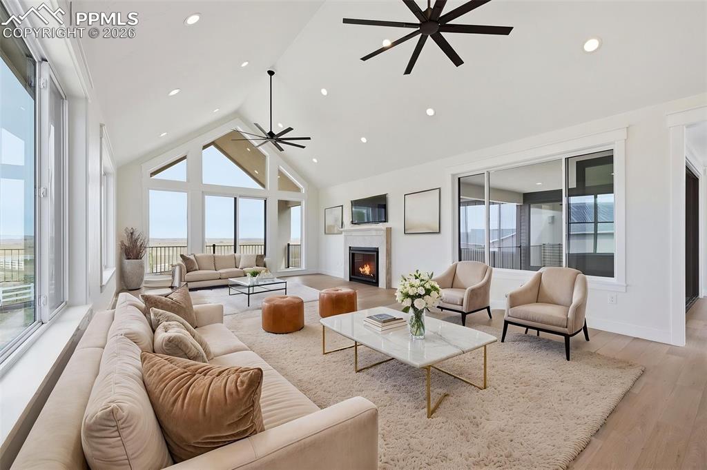 Image 18 of 50: Living Room