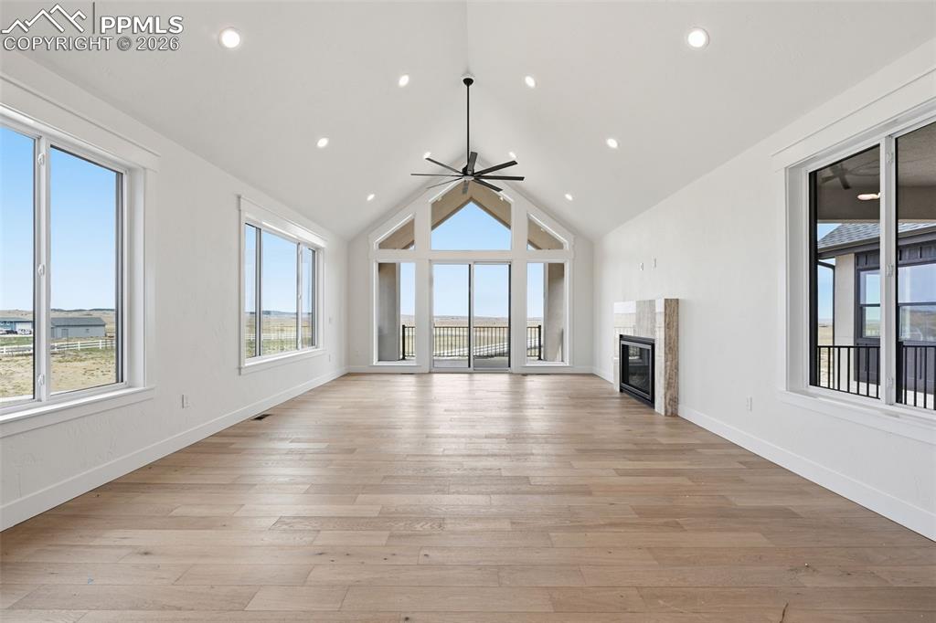 Image 19 of 50: Living Room