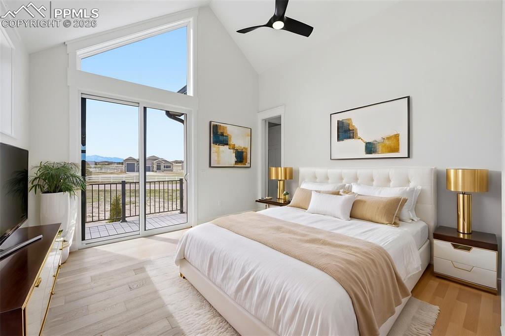 Image 23 of 50: Bedroom