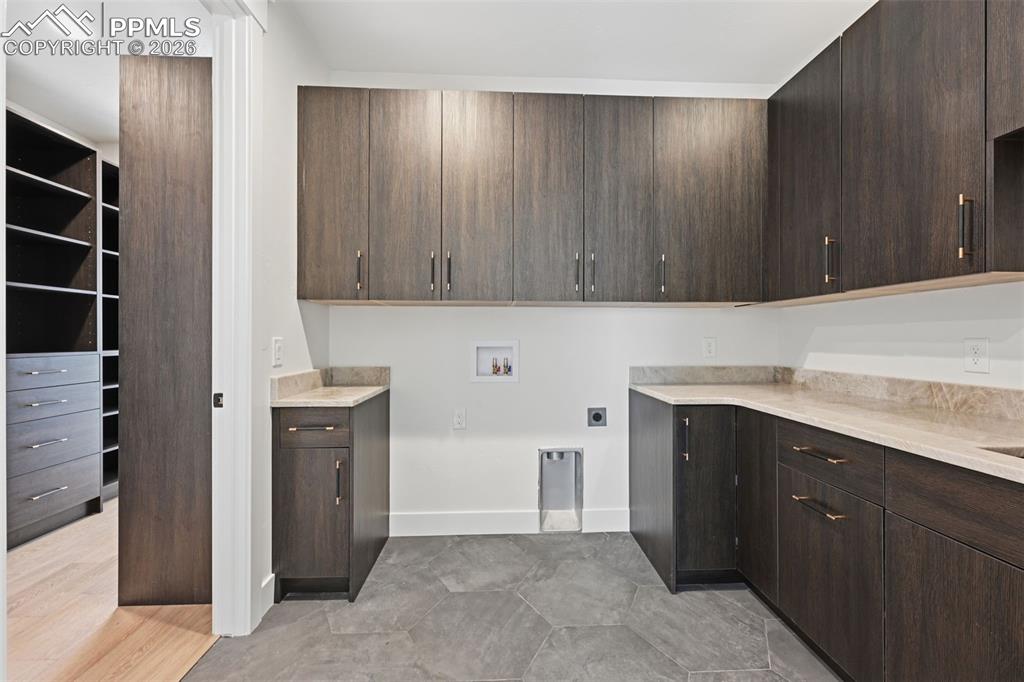 Image 31 of 50: Laundry