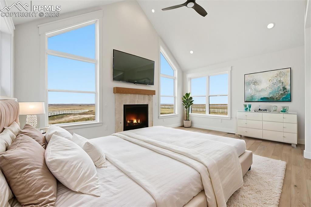 Image 33 of 50: Bedroom