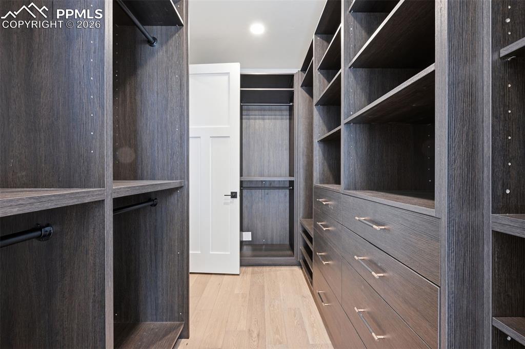 Image 35 of 50: Closet