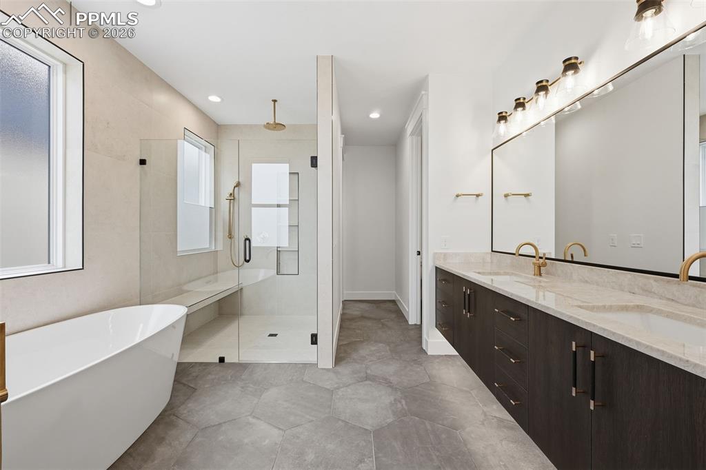 Image 36 of 50: Bathroom