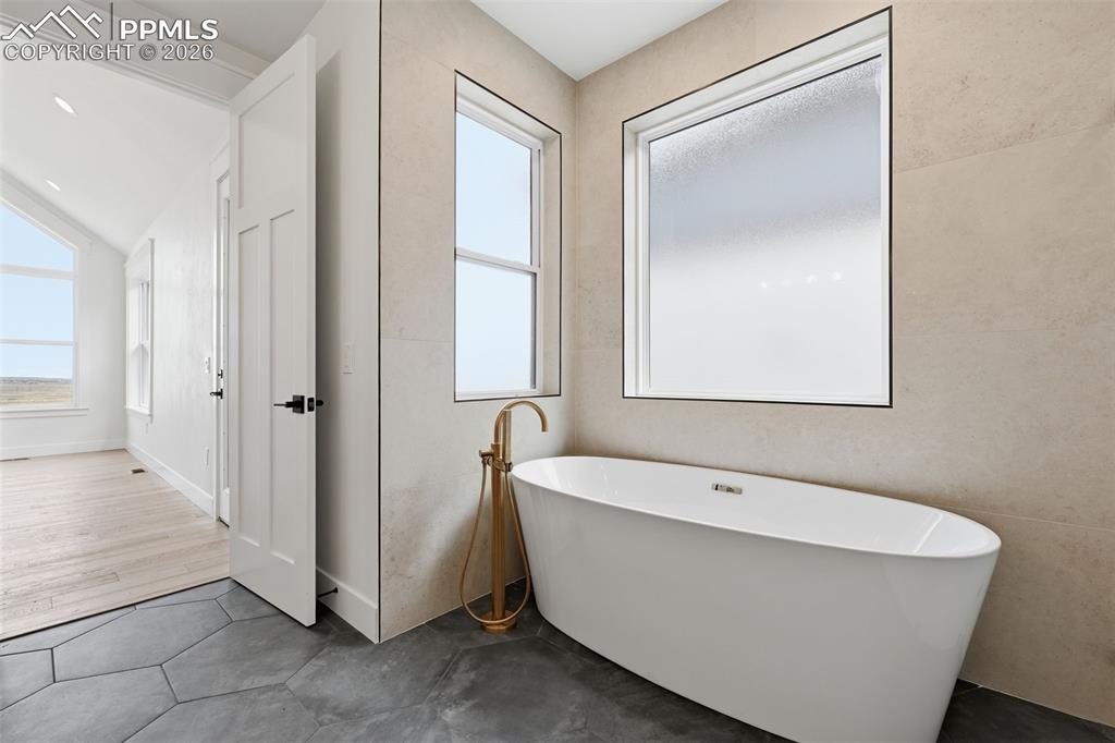 Image 37 of 50: Bathroom