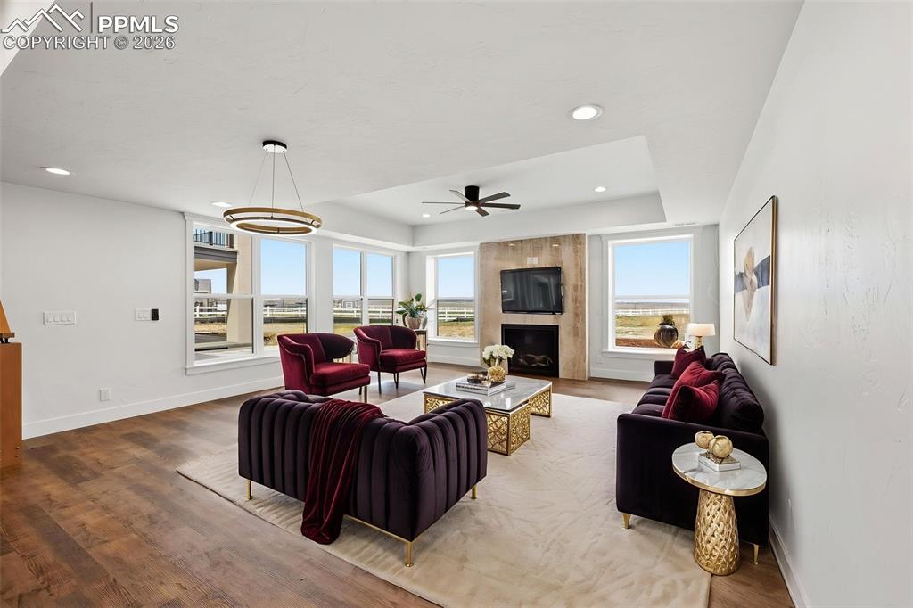 Image 40 of 50: Living Room