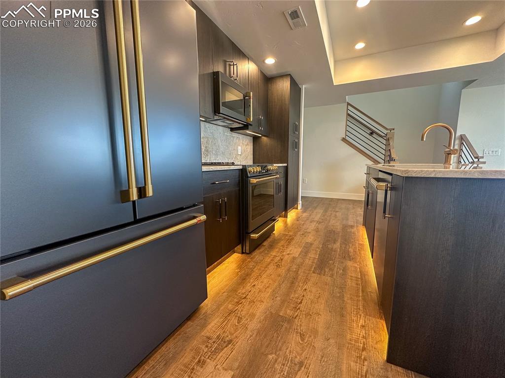 Image 42 of 50: Kitchen