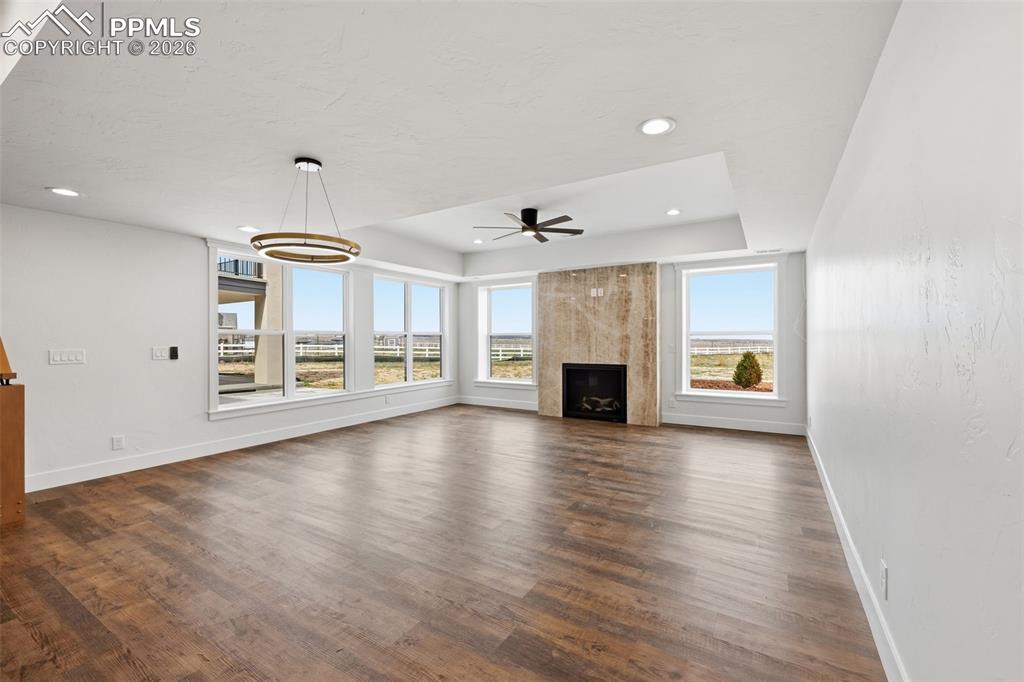 Image 43 of 50: Living Room