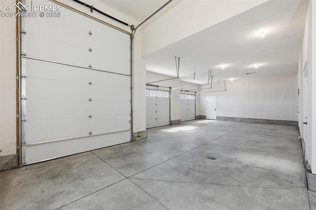 Image 48 of 50: Garage