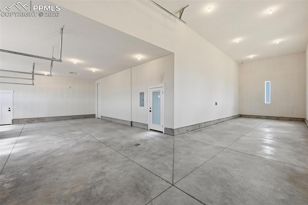 Image 49 of 50: Garage