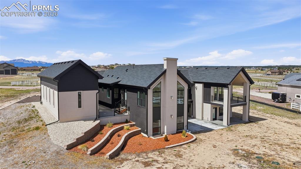 Image 8 of 50: Back of Structure